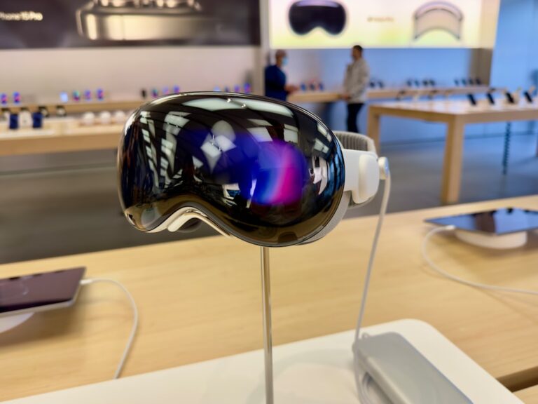 Apple Realigns Vision Pro and Siri Teams, Prioritizing Next-Gen AI and Pervasive AR